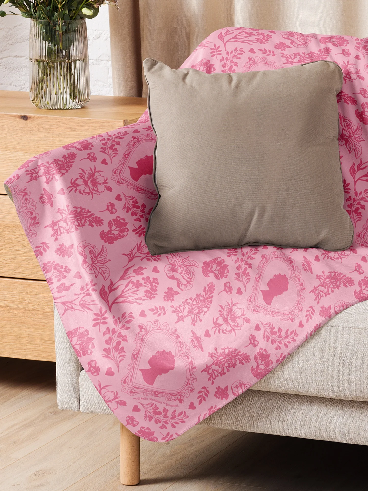 Bridgerton Hearts Sherpa Blanket - Image 5